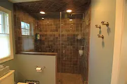 Vanna otağı fotoşəkilində plitələrdən hazırlanmış duş kabini