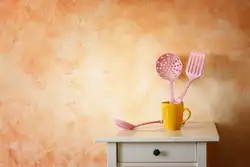 Пафарбаваць сцены на кухні замест шпалер фота