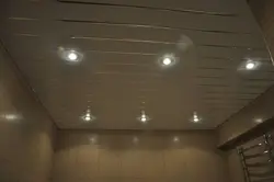 Vanna otağı fotoşəkilində tavandakı lampalar