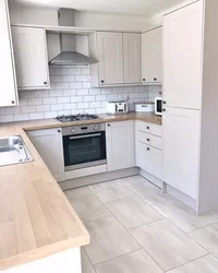 Дизайн кухни светло серый пол