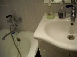 Адзін кран на ванну і ракавіну дызайн
