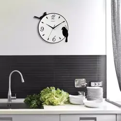 Интерьер кухни с часами на стене
