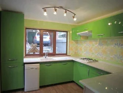 Кухня в зеленом цвете дизайн фото с обоями