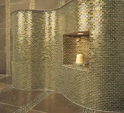 Дизайн ванны с золотой плиткой