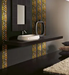 Дизайн ванны с золотой плиткой