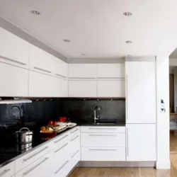 Белая кухня до потолка в интерьере фото