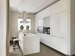 Белая кухня да столі ў інтэр'еры фота