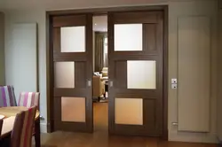 Раздвижные двери межкомнатные в интерьере гостиной