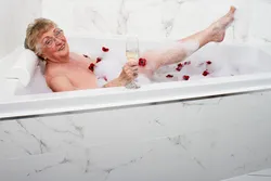 Фото человека в ванне