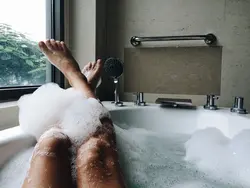 Фото человека в ванне