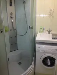 Хрущевтегі ванна бөлмесі, бұрыштық фотосуреті бар душ