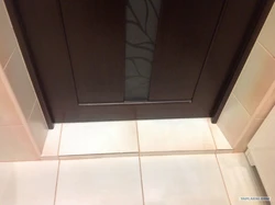 Порог из ванной в коридор фото