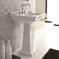 Раковина с пьедесталом в интерьере ванной комнаты