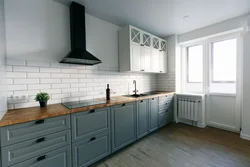 Дызайн светла шэрай кухні з дрэвам