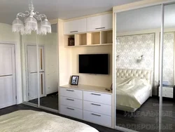 Дызайн спальні з убудаванымі шафамі