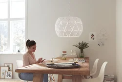 Люстра над обеденным столом на кухне фото