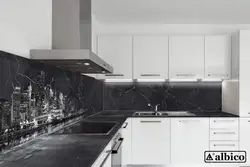 Дызайн кухні з чорнай стальніцай і фартухом