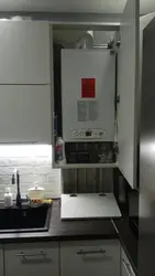 Дызайн кухні з газавым катлом у куце на сцяне