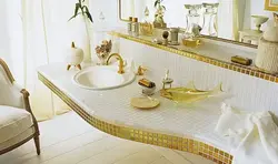 Ванна бөлмесінің дизайны ақ және алтын түсті