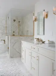 Ванна бөлмесінің дизайны ақ және алтын түсті