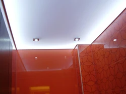 Işıqlandırma ilə banyoda asma tavanların fotoşəkili