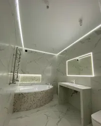 Фота нацяжных столяў у ванным пакоі з падсветкай