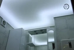 Фота нацяжных столяў у ванным пакоі з падсветкай