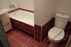 Bir panel ev fotoşəkilində tualetin vanna otağı ilə birləşməsi