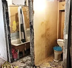 Bir panel ev fotoşəkilində tualetin vanna otağı ilə birləşməsi