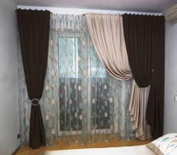 Фота афармлення вокнаў шторамі ў спальні
