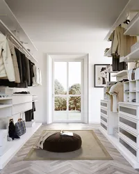 Фото гардеробных комнат в доме с окном