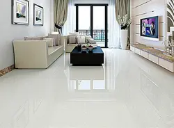 Белая плитка в интерьере гостиной фото