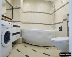 Интерьер с угловой ванной и стиральной машиной