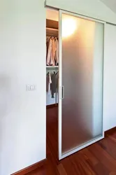 Одна зеркальная дверь в гардеробной фото