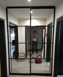 Одна зеркальная дверь в гардеробной фото