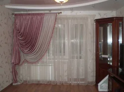 Müasir balkon qapısı olan yataq otağı üçün pərdələrin dizaynı