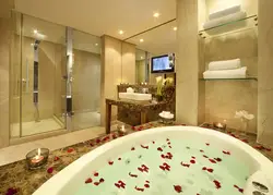 Bathtub with jacuzzi design in the apartment