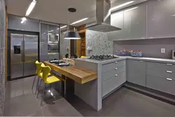Інтэр'ер кухні ў доме ў шэрым колеры