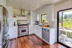 Дизайн кухни с двумя дверями