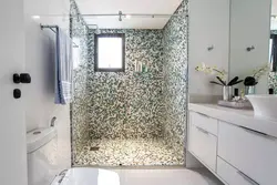 Бұрыштық ванна мен душ дизайны бар ванна бөлмесі