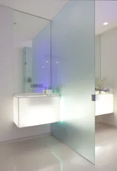 Glass partitions for bathtubs in the interior