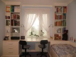Интерьер спальни с рабочей зоной у окна