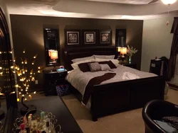 Дызайн інтэр'еру спальні з цёмнымі шпалерамі