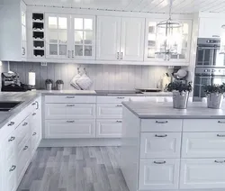 Дизайн кухни с белым полом и стенами