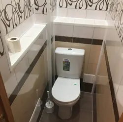 Panelləri olan kiçik bir mənzildə tualet dizaynı