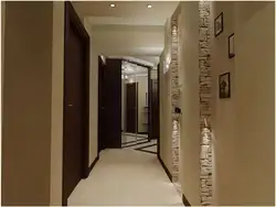 Mənzilin koridorunda divar kağızı qaranlıq qapılarla müasir fotoşəkil