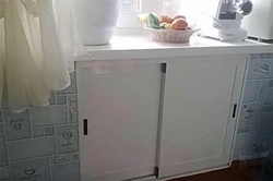 Дизайн холодильника под окном на кухне в хрущевке фото