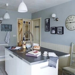 Серо голубой цвет стен в интерьере кухни