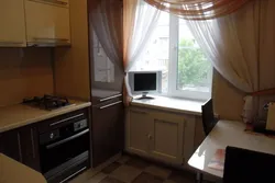 Дызайн кухні з халадзільнікам ля акна