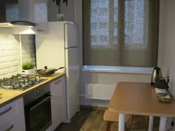 Дызайн кухні з халадзільнікам ля акна